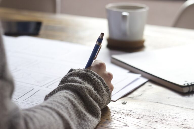 Personne prenant des notes — financement formation